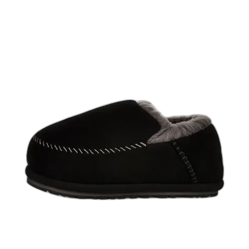 UGG Anders Slipper Black, zijaanzicht van zwarte pantoffel met grijze wollen voering en decoratieve stiksels