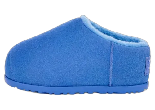 UGG Pumped Slide Big Sky, zijaanzicht van een blauwe suède slipper met gevoerde binnenkant en rubberen zool