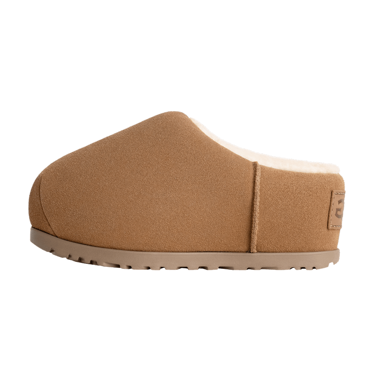UGG Pumped Slide Chestnut zijaanzicht, bruine wollen bovenkant met beige rubberzool, gesloten achterkant