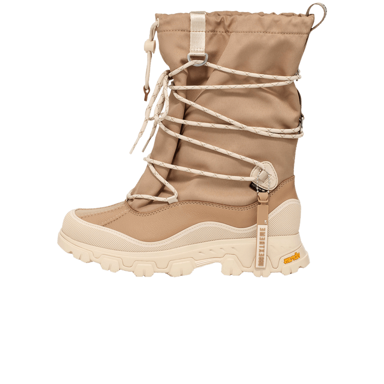 UGG MetroPeak Boot Sand, zijaanzicht met beige nylon schaft, crème veters en grofgeprofileerde zool