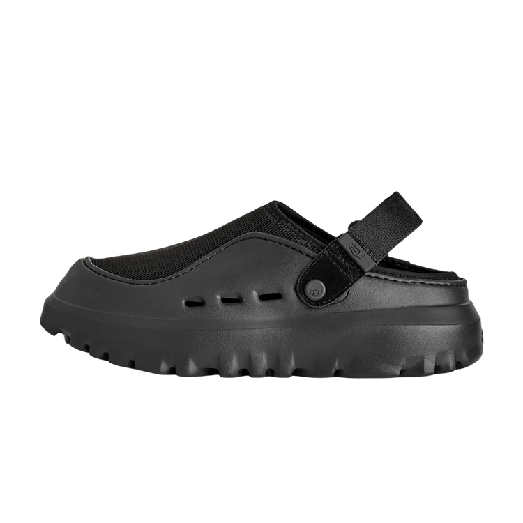UGG PeakMod Black, zijaanzicht van een zwarte clogs met dikke gegroefd zool en verstelbare bandstrap