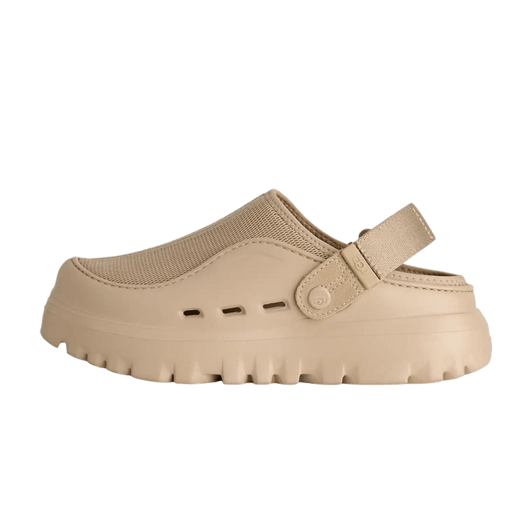 UGG PeakMod Dark Sand, zijaanzicht van een beige clog met grofgeprofileerde zool en verstelbare bandjes