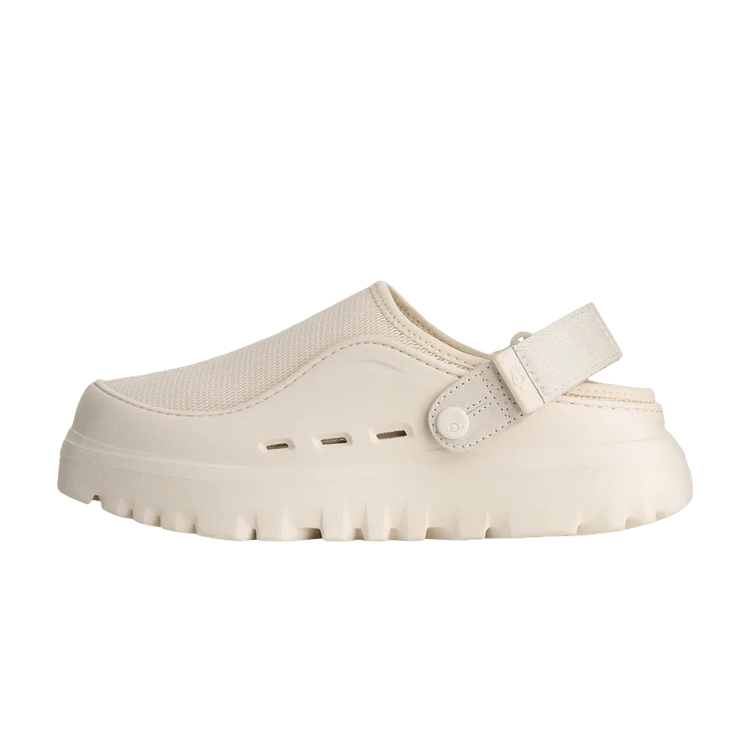 UGG PeakMod Jasmine, zijaanzicht van een crèmekleurige clogsneaker met massieve zool en verstelbare bandjes