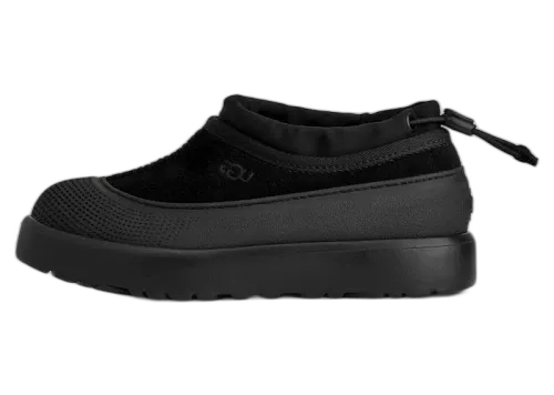 UGG Tasman Weather Hybrid Slipper Black (Kids) zijaanzicht, zwarte suède en textiel met dikke zool, trekkoord achter