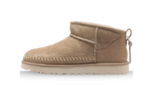 UGG Classic Ultra Mini Biarritz Boot Mustard Seed, zijaanzicht van suède laarsje met karakteristieke stiksels en trekkoglus