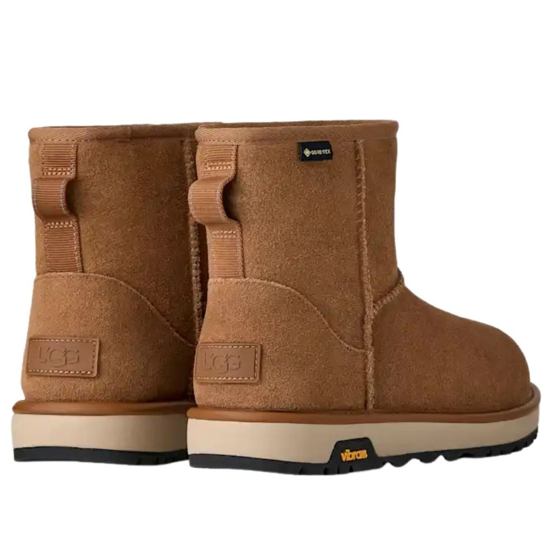 UGG Classic Mini GTX Boot Chestnut, achteraanzicht paar met GORE-TEX label, pulltabs en Vibram-zool