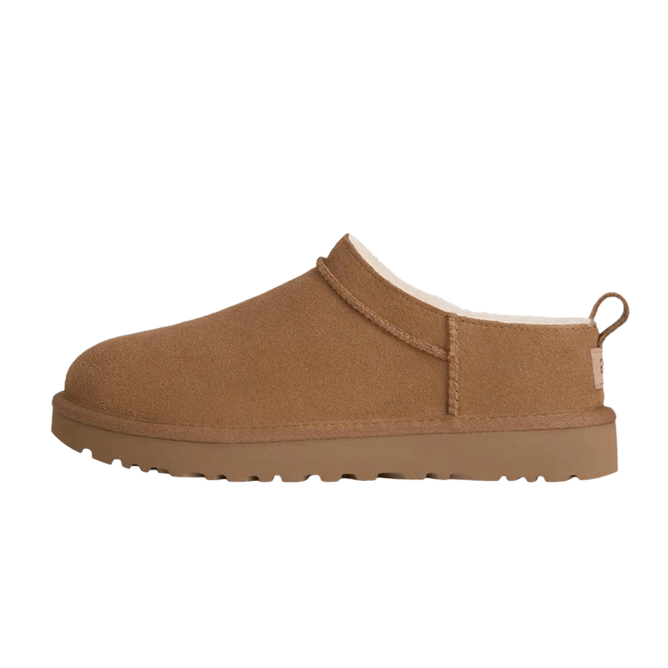 UGG Classic Micro Chestnut, zijaanzicht in bruinsuède met gevoerde schacht en luggerzool