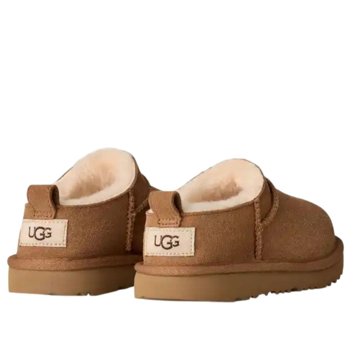 UGG Classic Micro Slipper Chestnut, achteraanzicht paar samen met UGG logo labels en sherpa vulling zichtbaar
