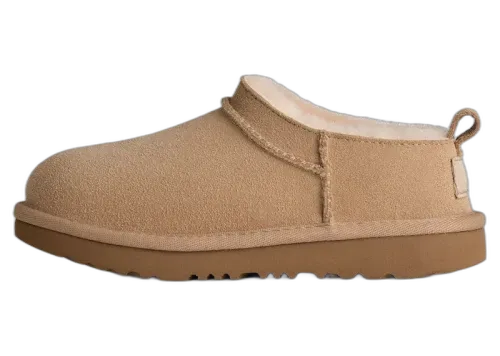 UGG Classic Micro Slipper Sand Kids, zijaanzicht met suède bovenwerk en lugsole