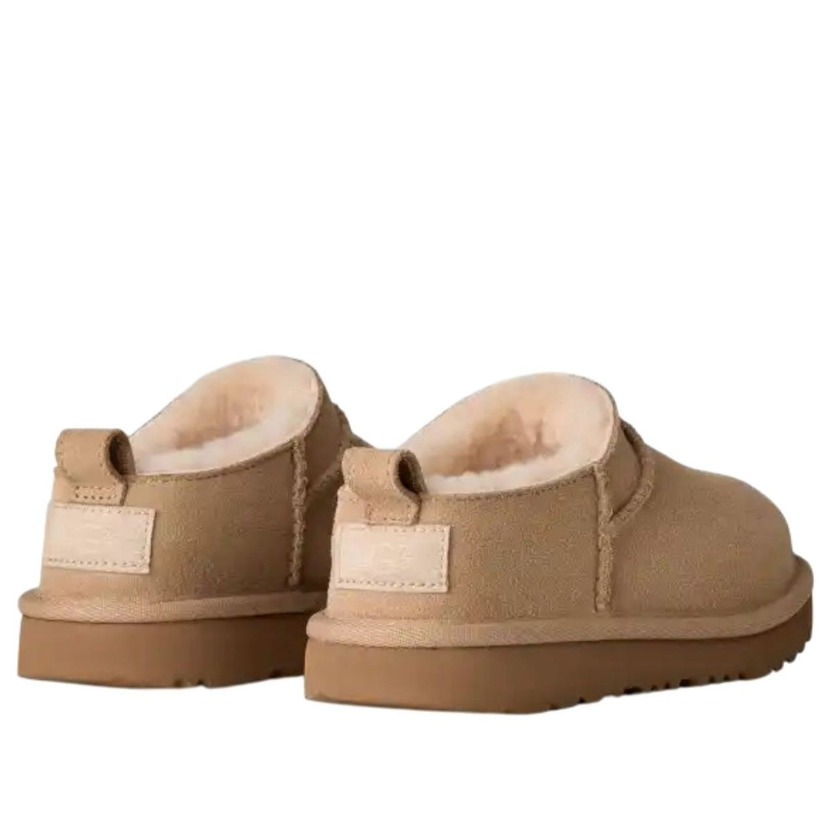 UGG Classic Micro Slipper Sand Kids, achteraanzicht met cremekleurige voering zichtbaar