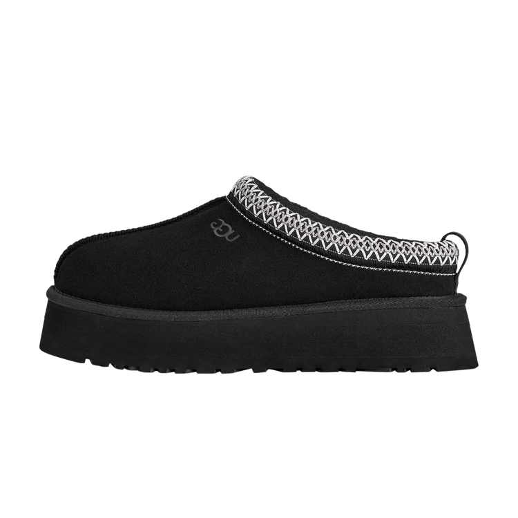 UGG Tazz II Slipper Black zijaanzicht, zwart suède met witte chevron-stiksels aan kraag, dikke platform zool