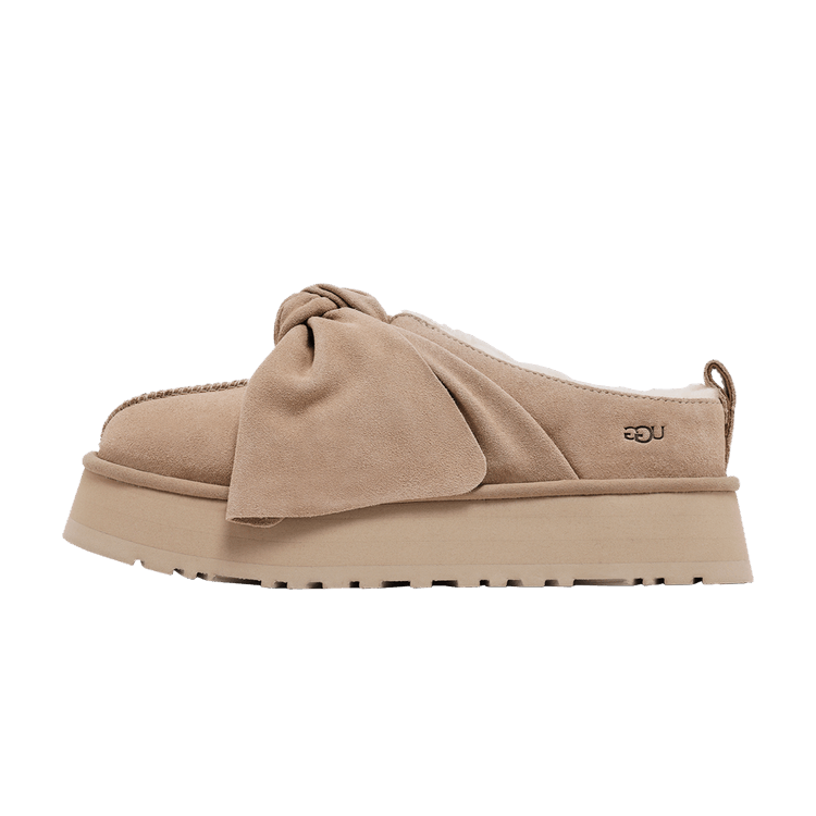 UGG Platform Slip-On Bow Slipper Sand, zijaanzicht met geplooid strikdetail en fleece voering