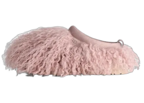 UGG Tazz Fluff Momma Slipper Fawn, zijaanzicht met roze fluffy materiaal en ronde hiel