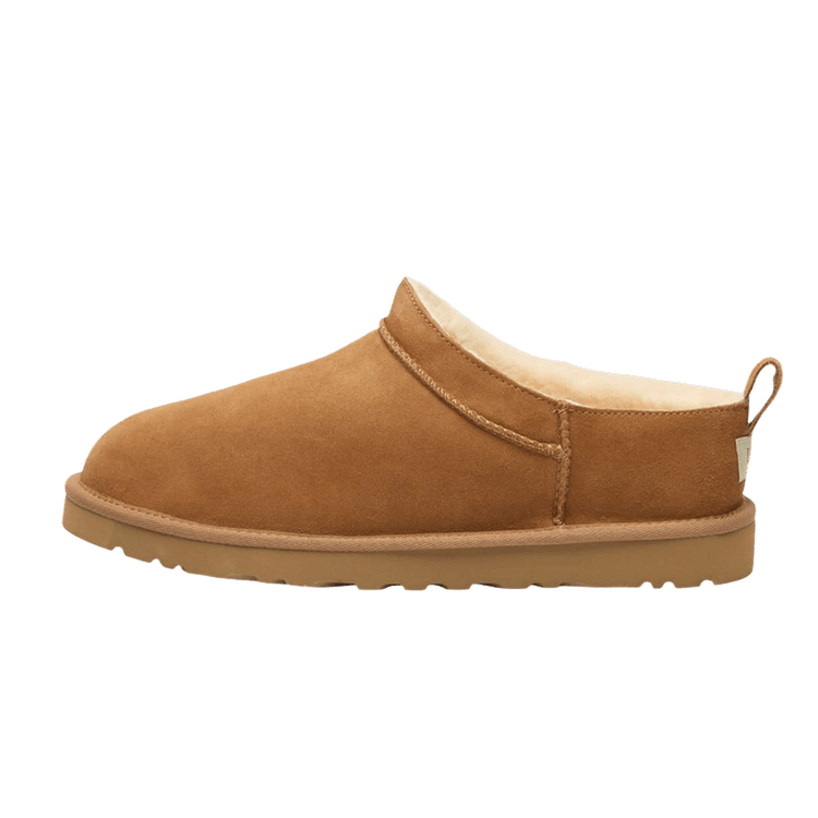 UGG Classic Micro Slipper Chestnut zijaanzicht, suède in kastanjebruin met crèmekleurige wolvering en gegroefd zoolprofiel