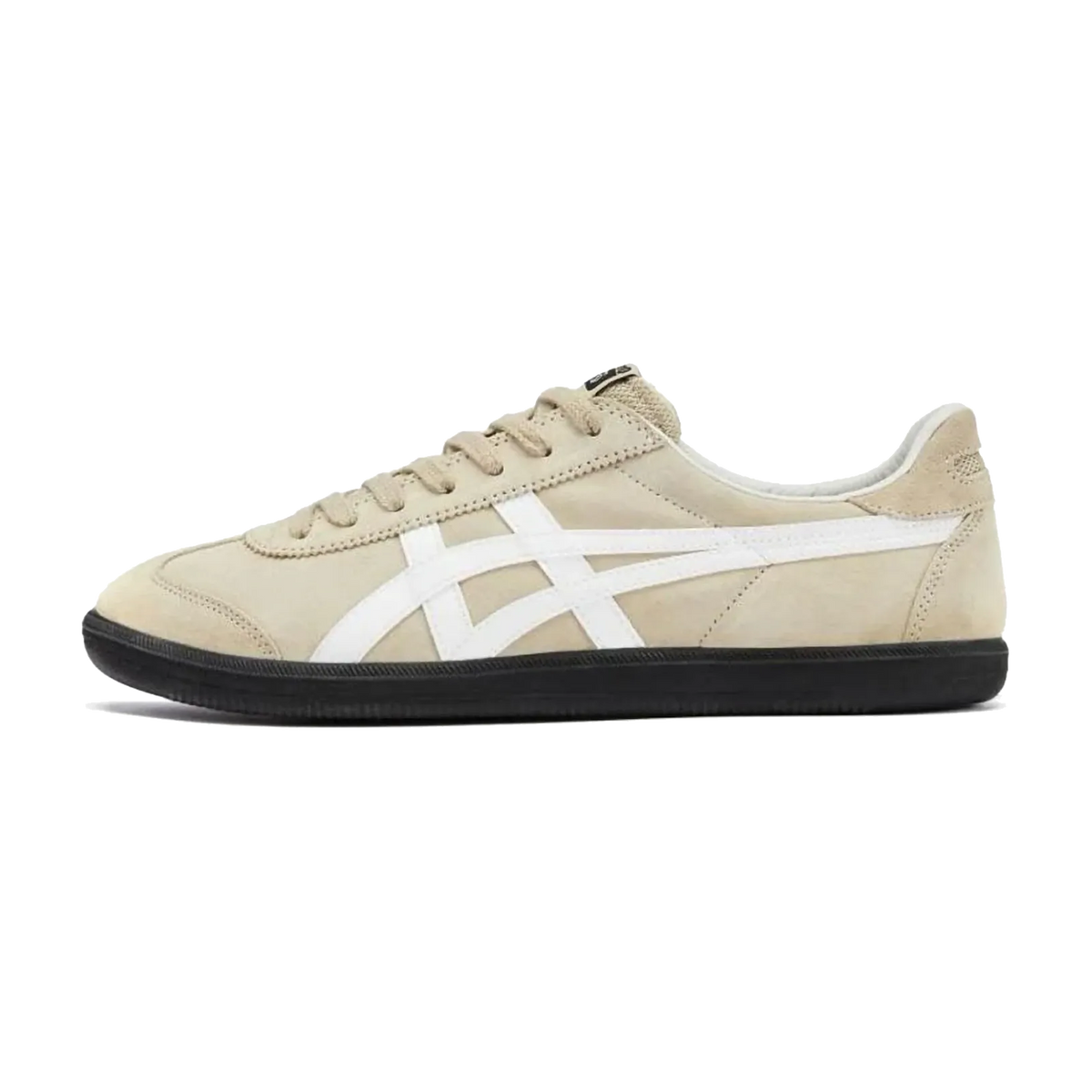 Onitsuka Tiger Tokuten Beige White Black, zijaanzicht met beige leren bovenkant, witte logo-banden en zwarte zool