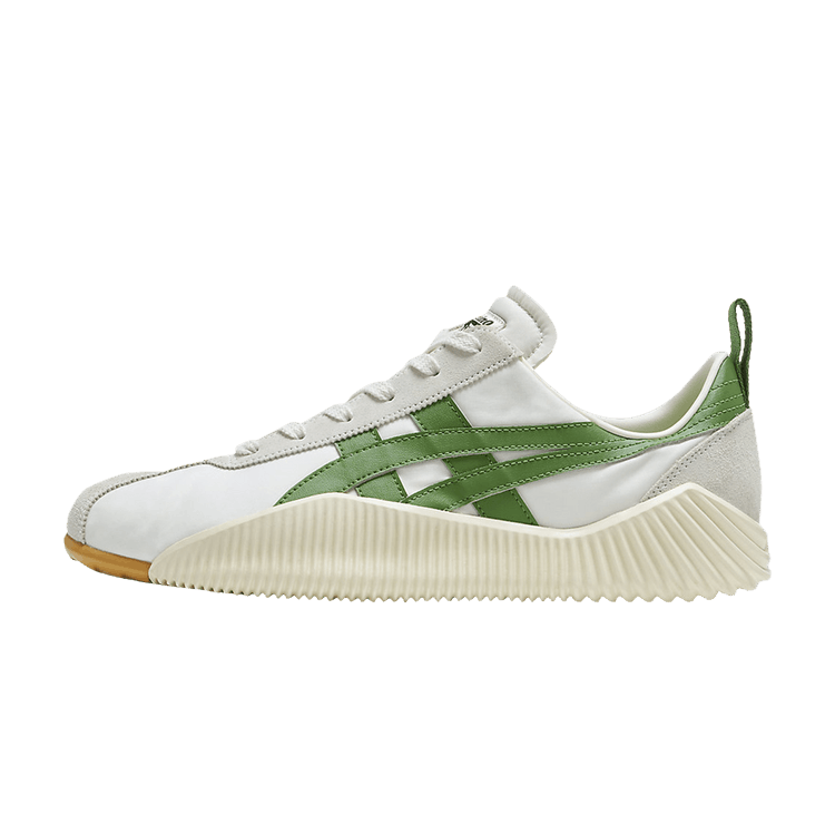Onitsuka Tiger Acromount Cream Spinach Green zijaanzicht, wit leer met groen lijnwerk en geribde crèmekleurige zool