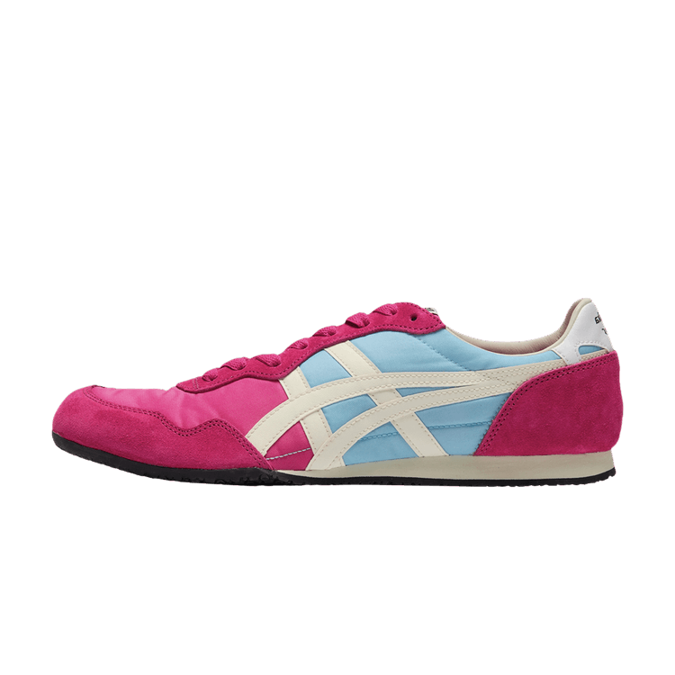 Onitsuka Tiger Serrano Pink Rave Blue zijaanzicht, roze suède met lichtblauw en creme strepen en zwarte zool