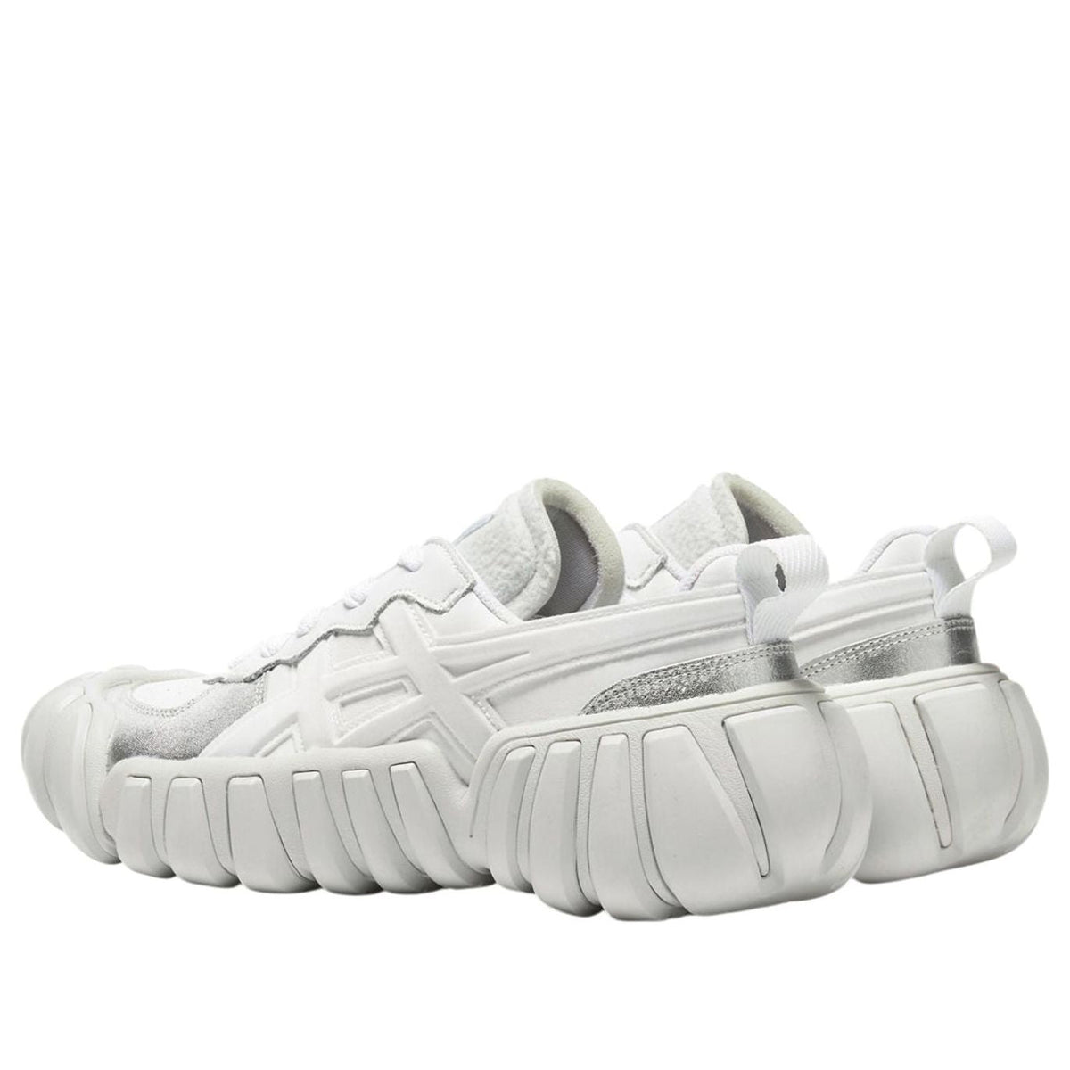 Onitsuka Tiger Dentigre LS White Metallic Silver achteraanzicht toont grote gegroefde hielbuffer