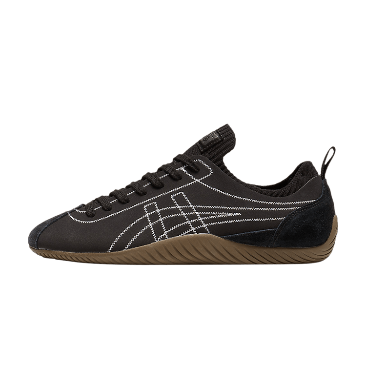 Onitsuka Tiger SCLAW Black White Gum, zijaanzicht met zwart nubuck, witte stiksels en gumkleurige zool
