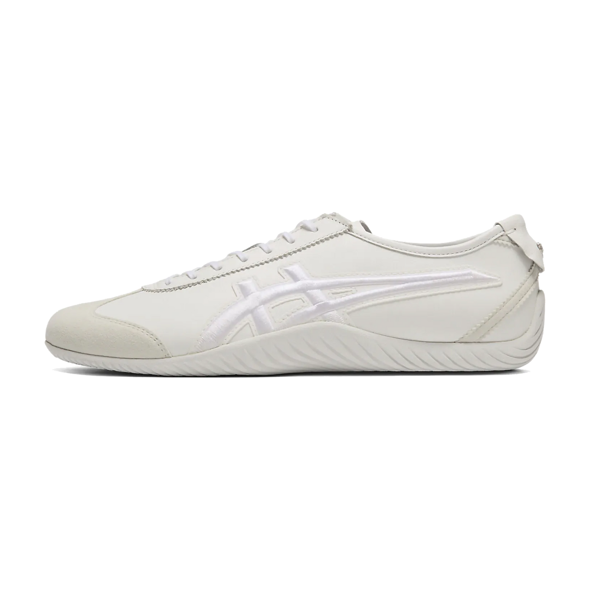 Onitsuka Tiger Mexico 66 Driving Triple White, zijaanzicht van een witte sneaker met witte strepen en golvende zoolprofiel