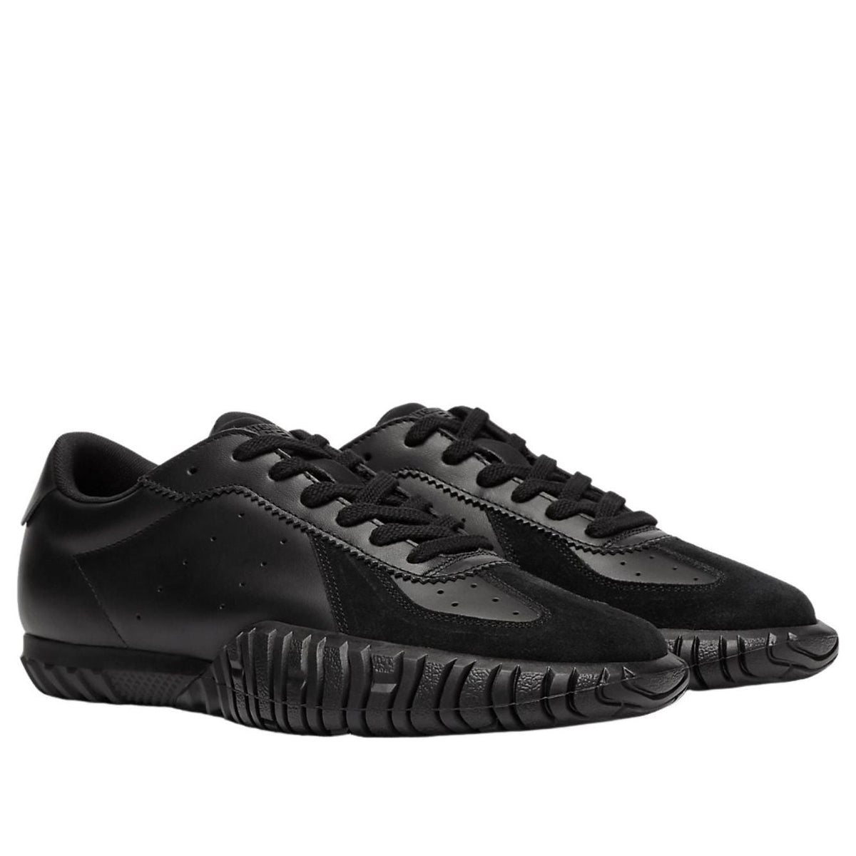 Onitsuka Tiger Duck Tiger TR Black, driekwart aanzicht met vetersluiting en contrasterende zool