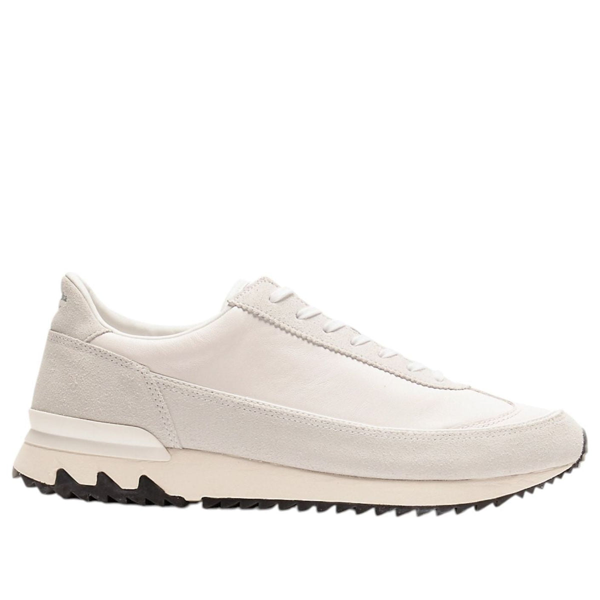 Onitsuka Tiger HSINTI White driekwart aanzicht toont gemengd materiaal en gelaagde voetwijdte