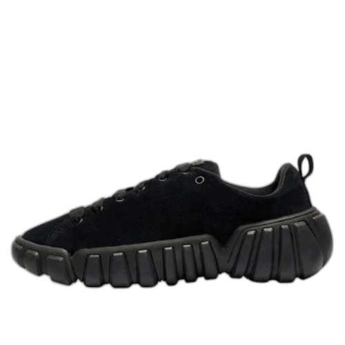 Onitsuka Tiger Dentigre Paddy Black, zijaanzicht met zwart suède bovenwerk en opvallende geribbelde zool
