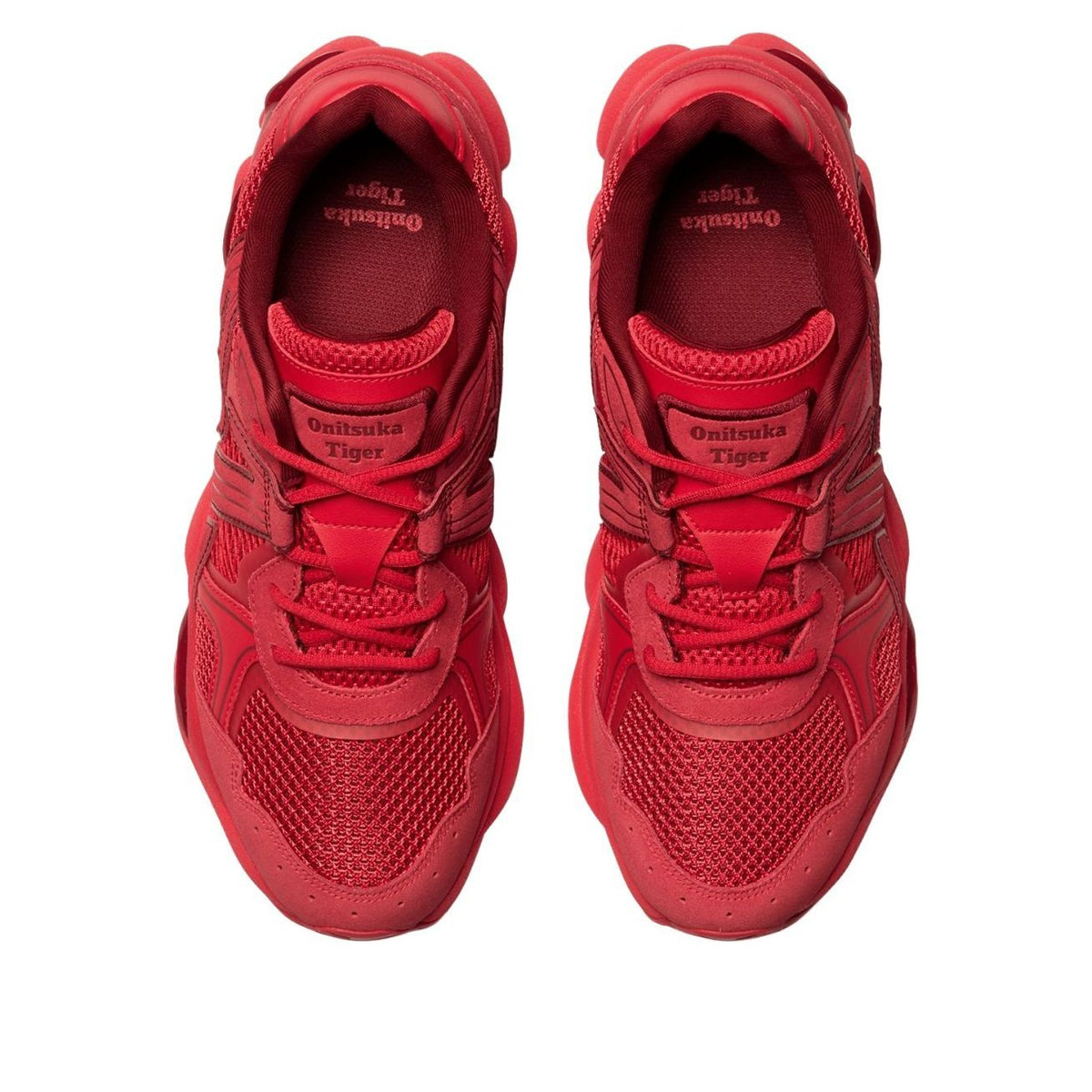 Onitsuka Tiger Tigrun Classic Red, bovenaanzicht van paar met Onitsuka Tiger branding zichtbaar
