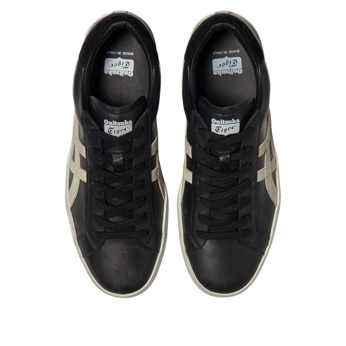 Onitsuka Tiger Fabre Low Italian Made Black White, bovenaanzicht paar met merklogo zichtbaar en vetersluiting