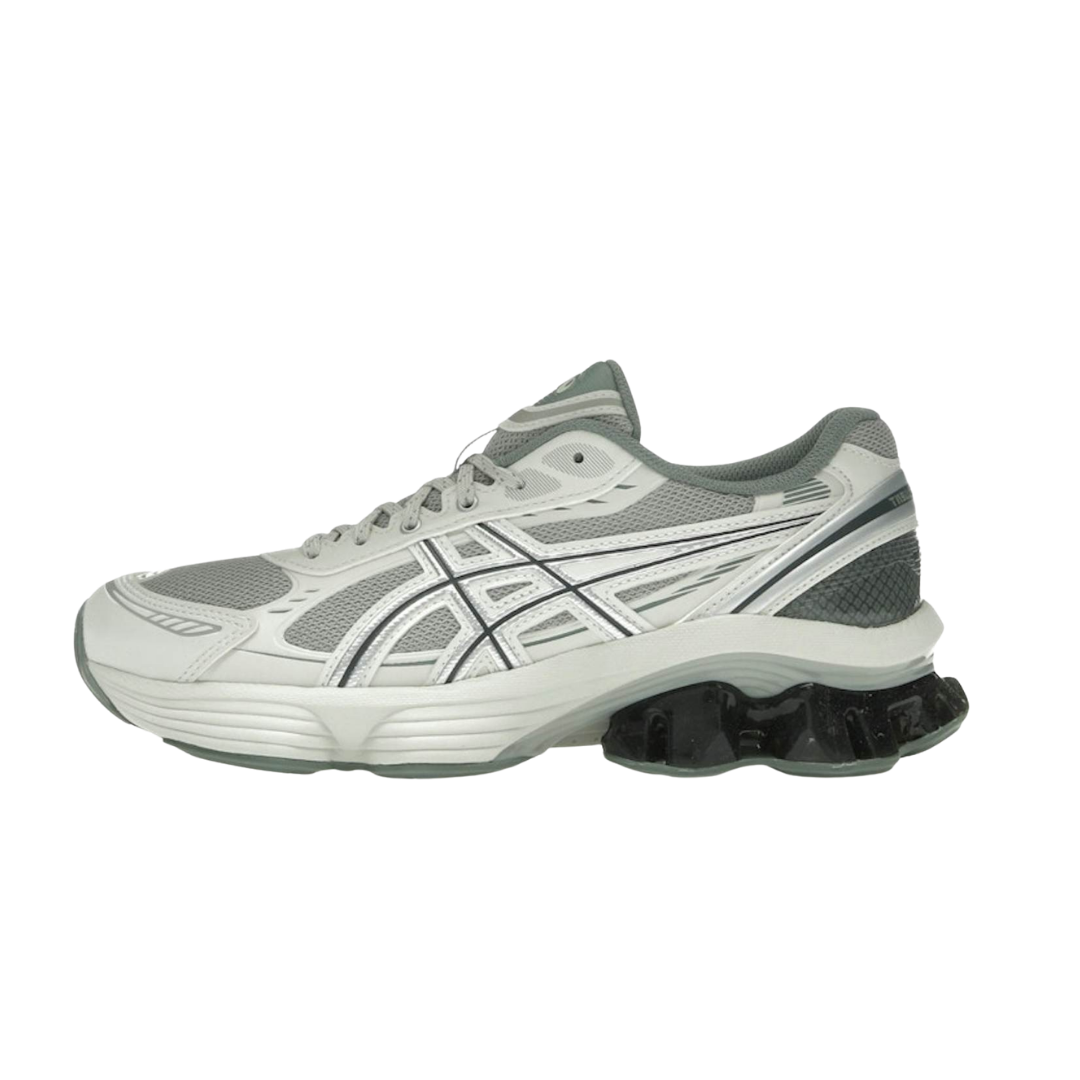 ASICS Gel-Kinetic Fluent Seal Grey Pure Silver zijaanzicht, wit en grijs mesh met zwarte Gel-unit zool, gestileerde stiksels
