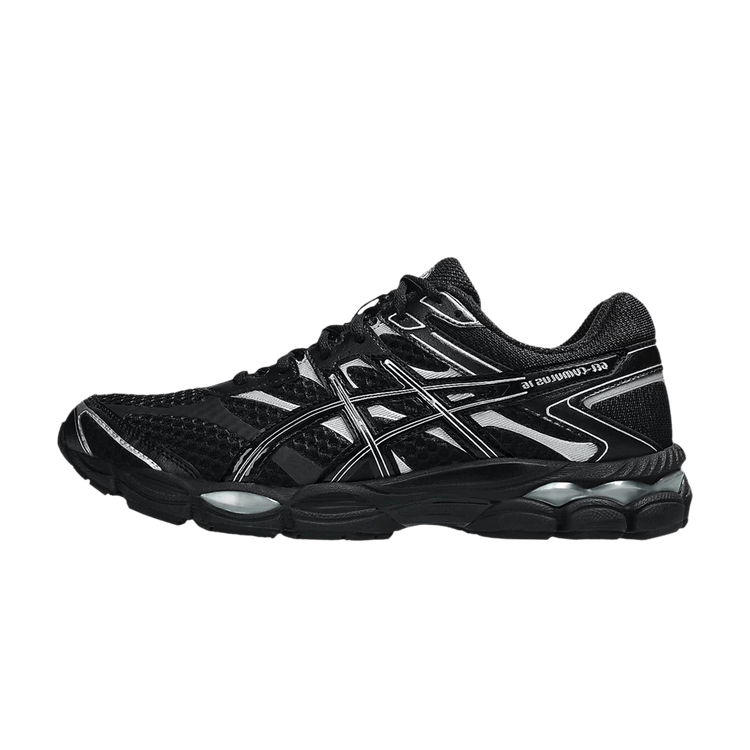 ASICS Gel-Cumulus 16 Black Pure Silver, zijaanzicht met zwart mesh, zilver logo's en zichtbare gel-demping in zool