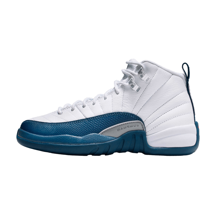 Jordan 12 Retro French Blue (2025) (GS) zijaanzicht, wit leer bovenkant met donkerblauwe zool en tekstuurdetail