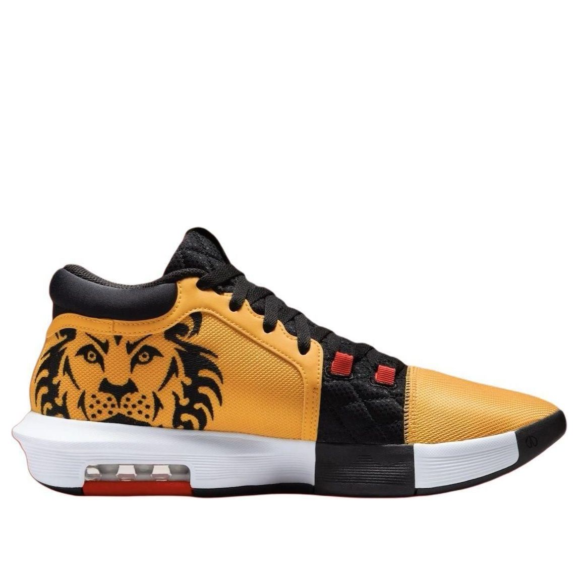 Nike LeBron Witness 8 Bruce Lee driekwart aanzicht toont zwarte leeuwenkop embleem op gele zijkant