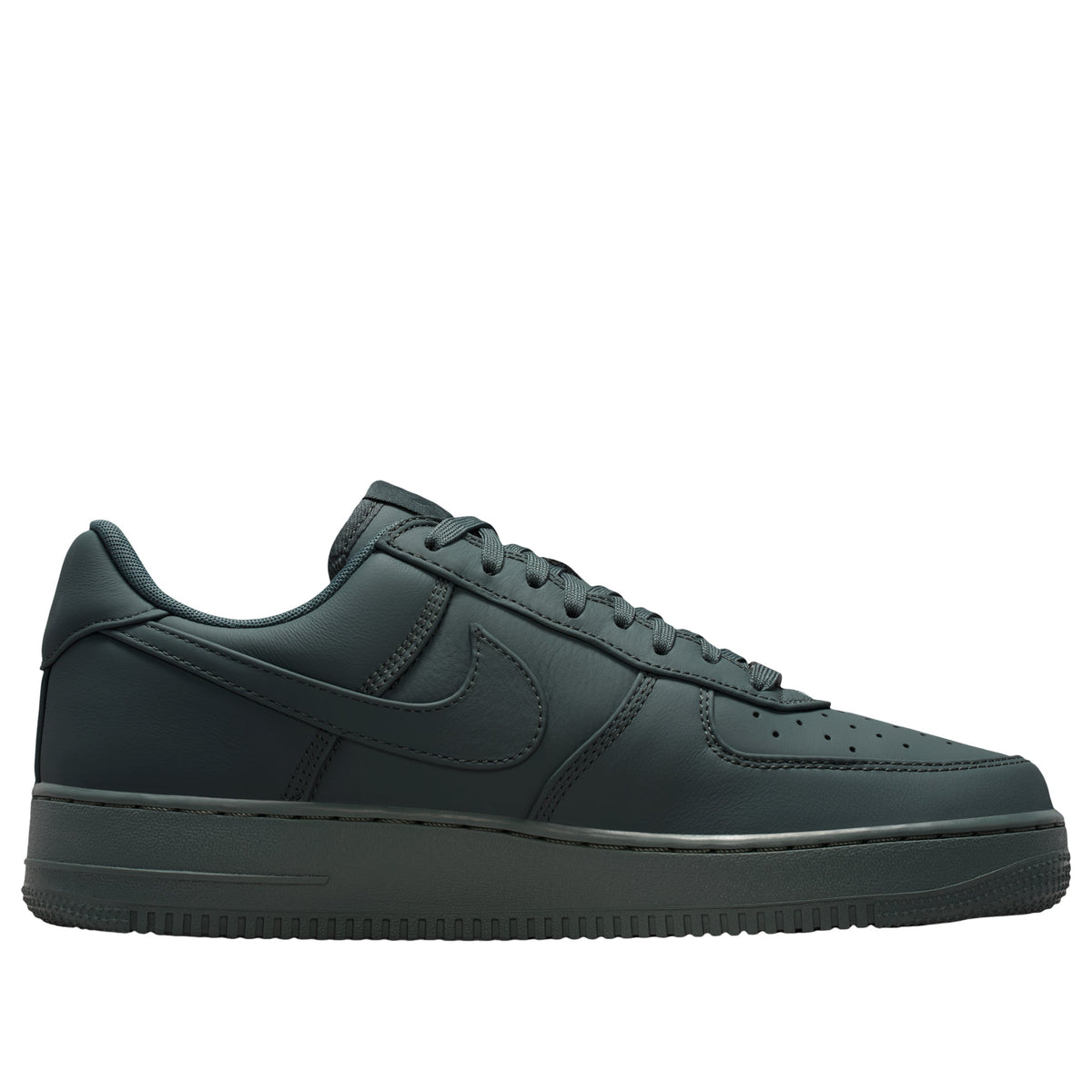 Nike Air Force 1 Low Retro Premium Bomber Grey, zijaanzicht van enkele schoen met stoffen hielkap