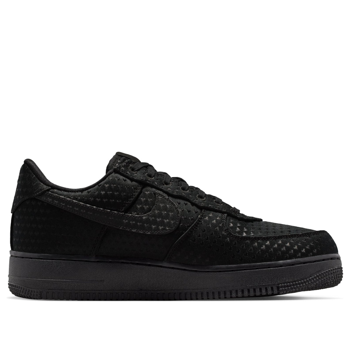 Nike Air Force 1 Low Valentine's Day Black, zijaanzicht met suède voorkant en mesh steekpatroon op zijkant
