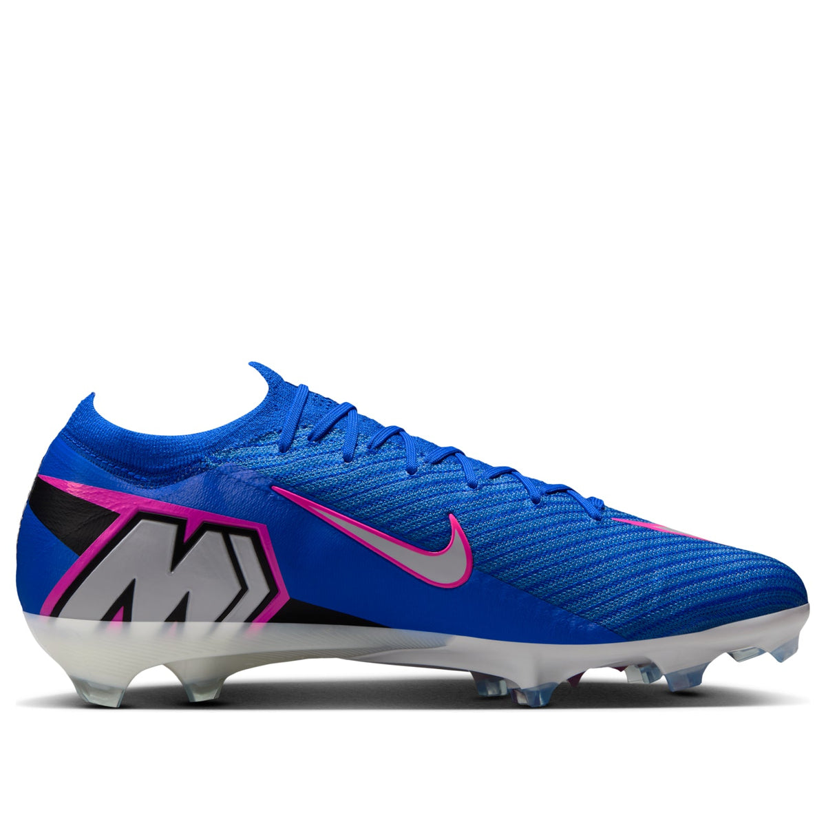 Nike Zoom Mercurial Vapor 16 Elite FG Attack Pack, zijaanzicht met Attack Pack logo zwart-grijs en felroze swoosh