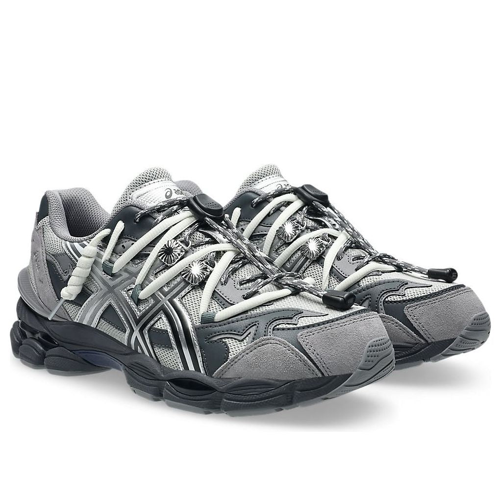 ASICS Gel-Cumulus 16 TOGA Grey Black Pure Silver, driekwart aanzicht van beide schoenen met witte strepen en textuurdetails