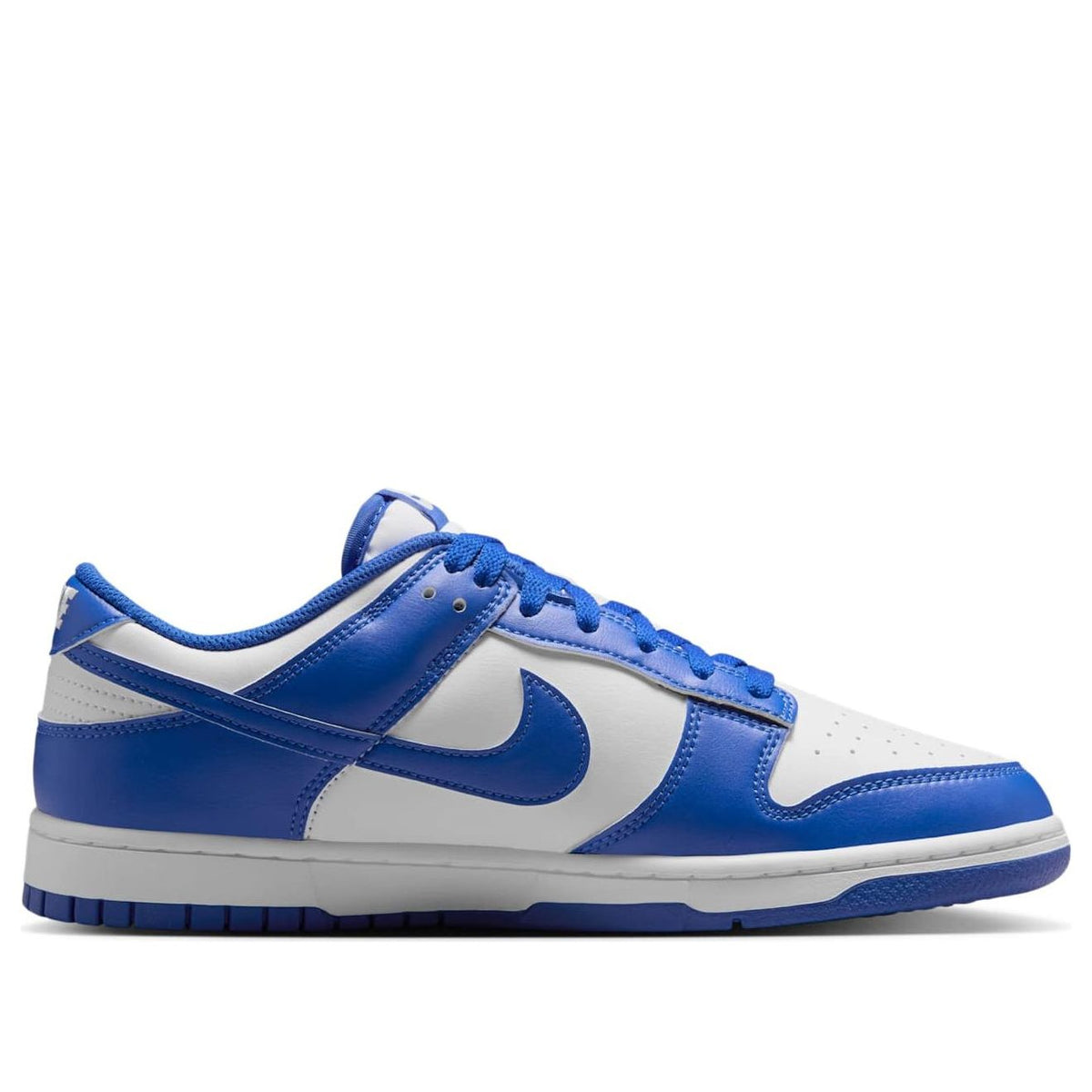 Nike Dunk Low White Hyper Royal driekwart aanzicht toont blauwe leren upper met witte accenten