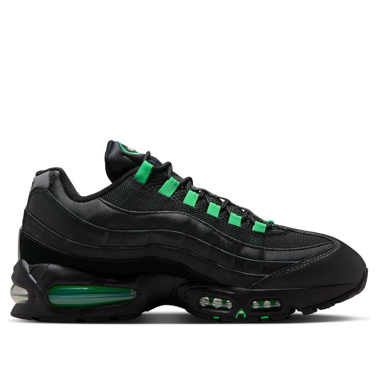 Nike Air Max 95 OG Big Bubble Black Green Shock, driekwart aanzicht met groene veter en Air Max zool