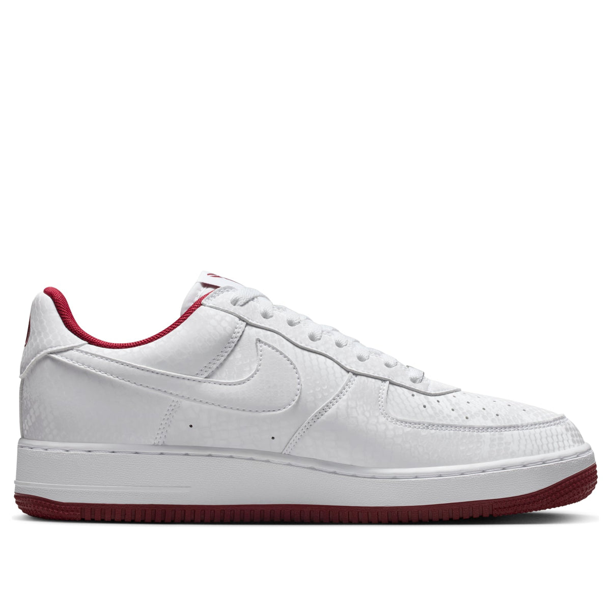 Nike Air Force 1 Low Kobe Bryant Forever Lower Merion Home, driekwart aanzicht met wit mesh-patroon en bordeaux binnenvoering