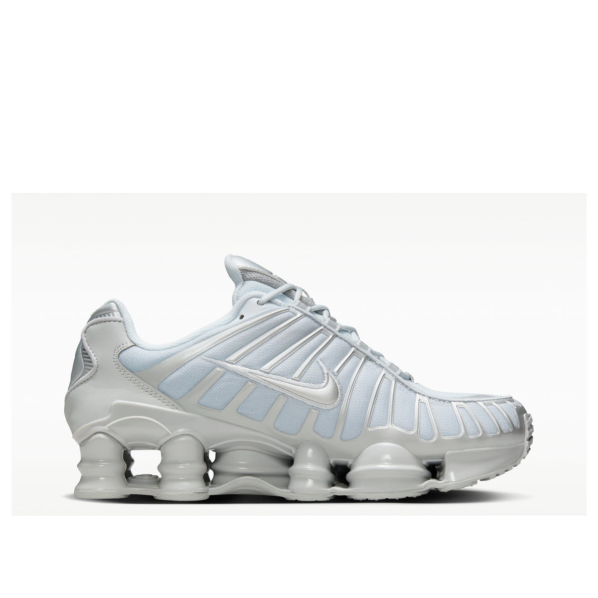 Nike Shox TL Pure Platinum Smoke Grey, zijaanzicht met gestreepte panelen en wit gestoffeerde Shox-zool