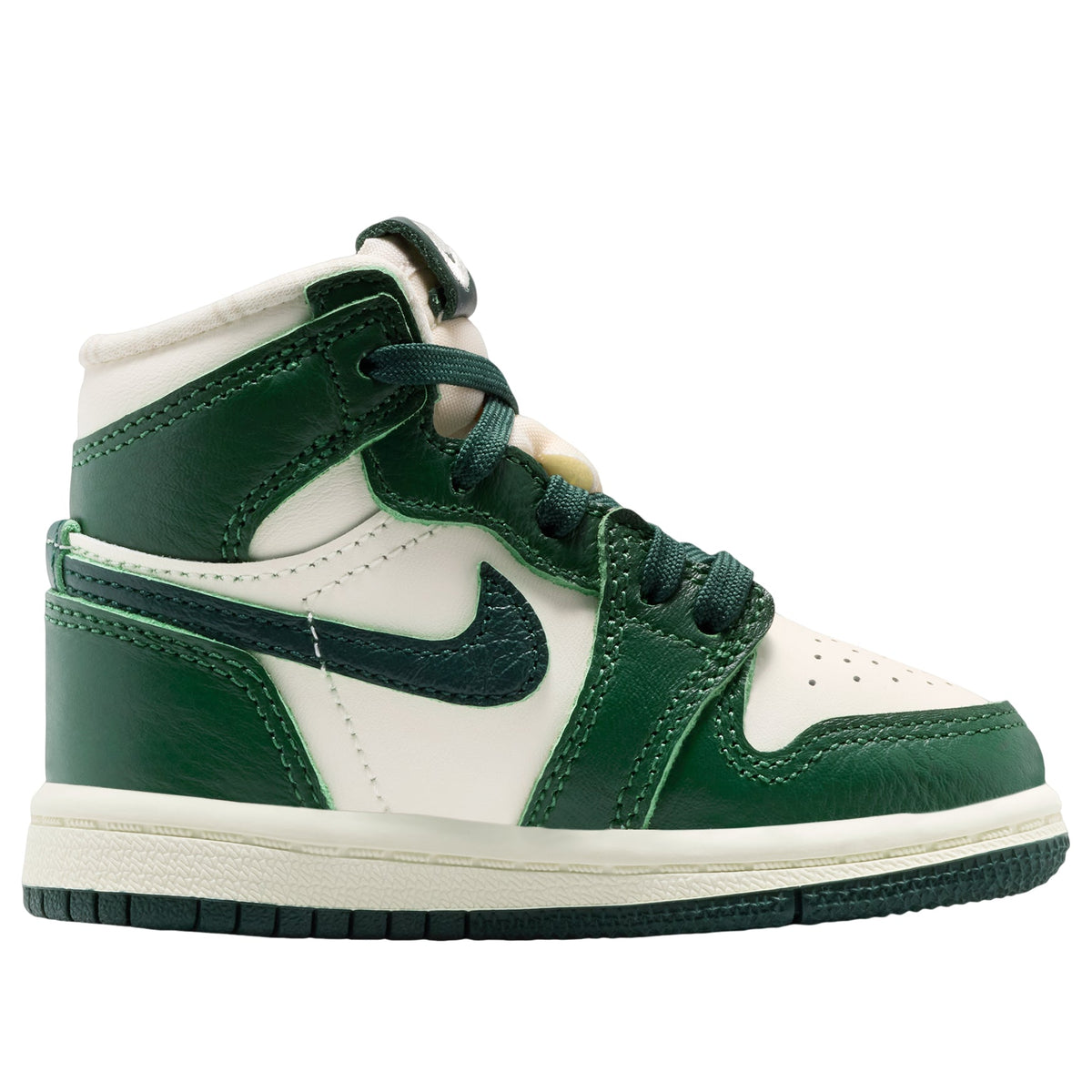 Jordan 1 Retro High OG Fir Pro Green (TD), zijaanzicht met groen leer, crème neus en gestikt Jumpman op hiel