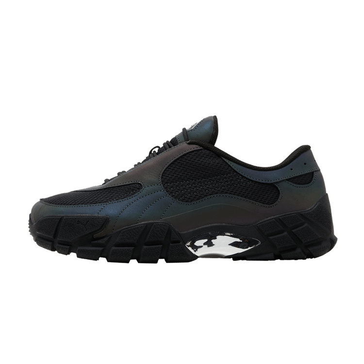 Puma Forever Skepta Black Iridescent zijaanzicht, zwart mesh met iriserende blauwe accenten en gegroefde zool