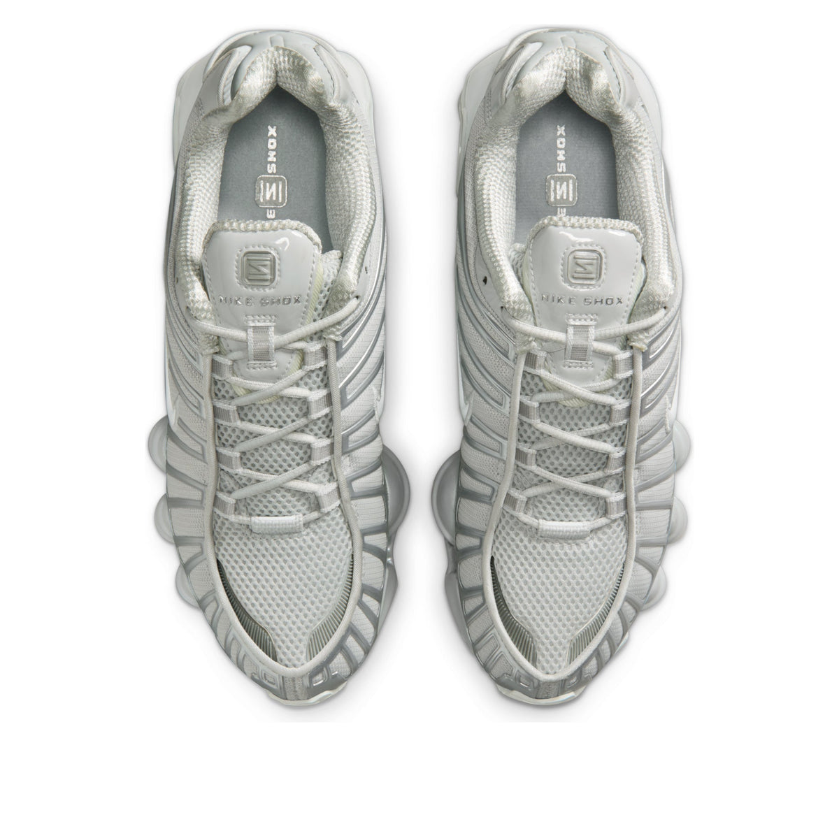 Nike Shox TL Photon Dust Metallic Silver, bovenaanzicht paar samen met mesh en stiksels