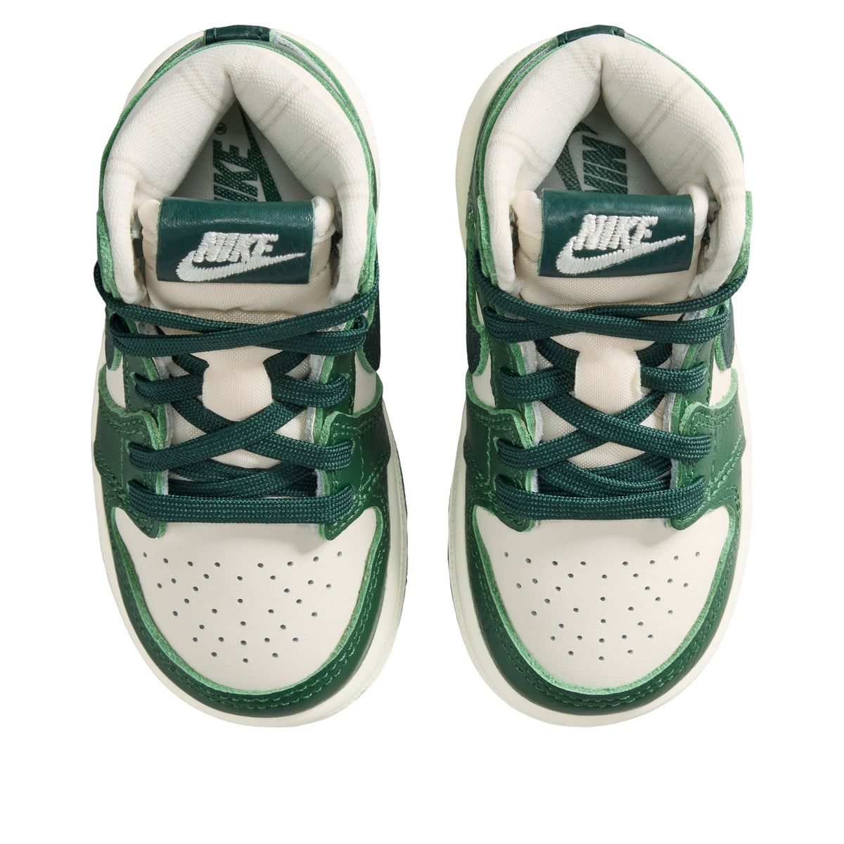 Jordan 1 Retro High OG Fir Pro Green (TD), bovenaanzicht met Nike-branding op tong en stervellusje op hiel