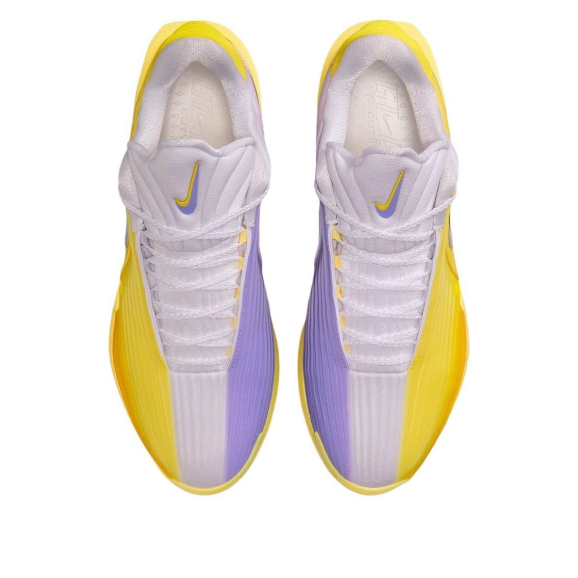 Nike Air Zoom GT Cut 3 Turbo Los Angeles Lakers, bovenaanzicht van beide schoenen met paars-gele kleurblokken en witte veters