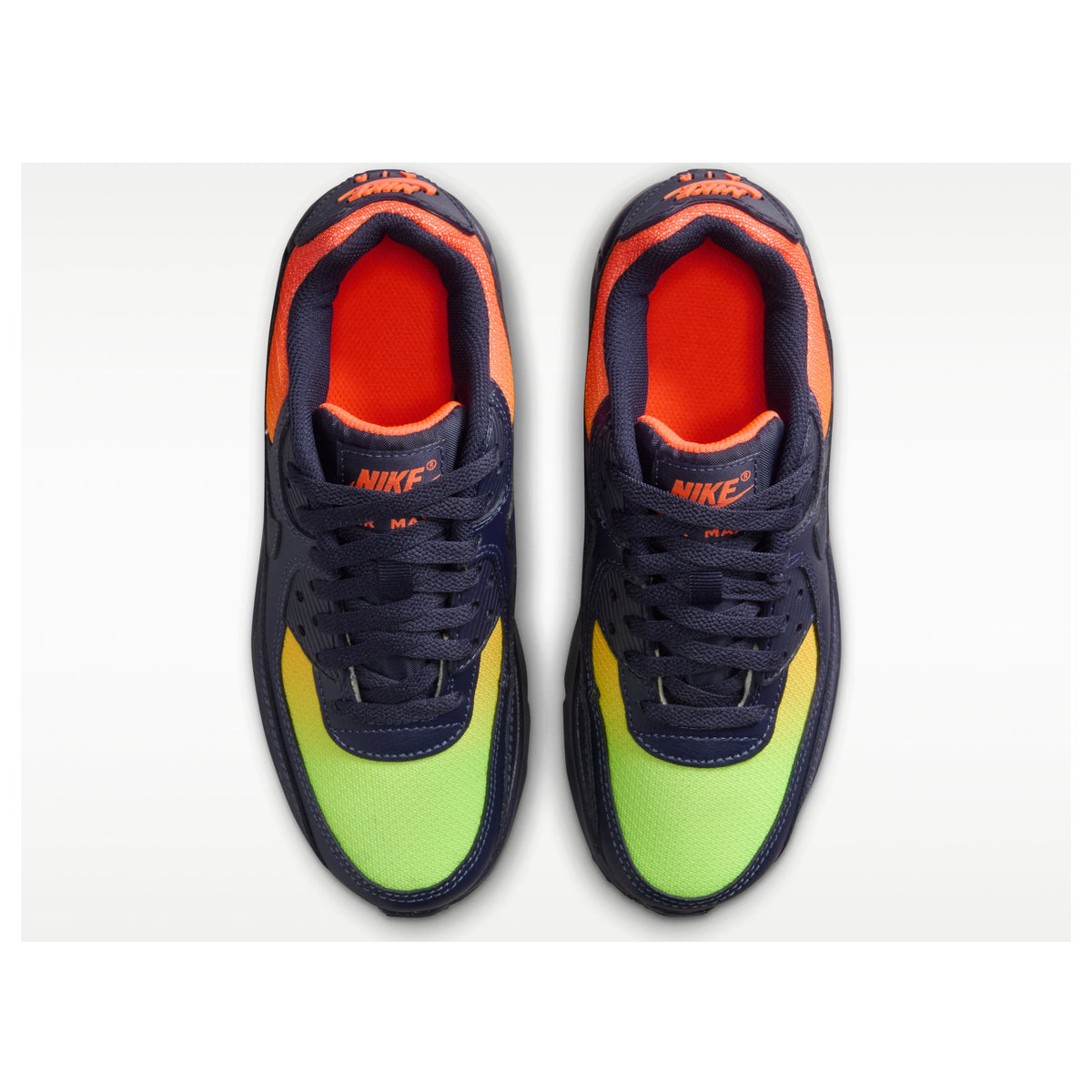 Nike Air Max 90 LTR Lemon Venom Blackened Blue (GS) bovenaanzicht beide schoenen, NIKE-branding op tong met oranje accenten