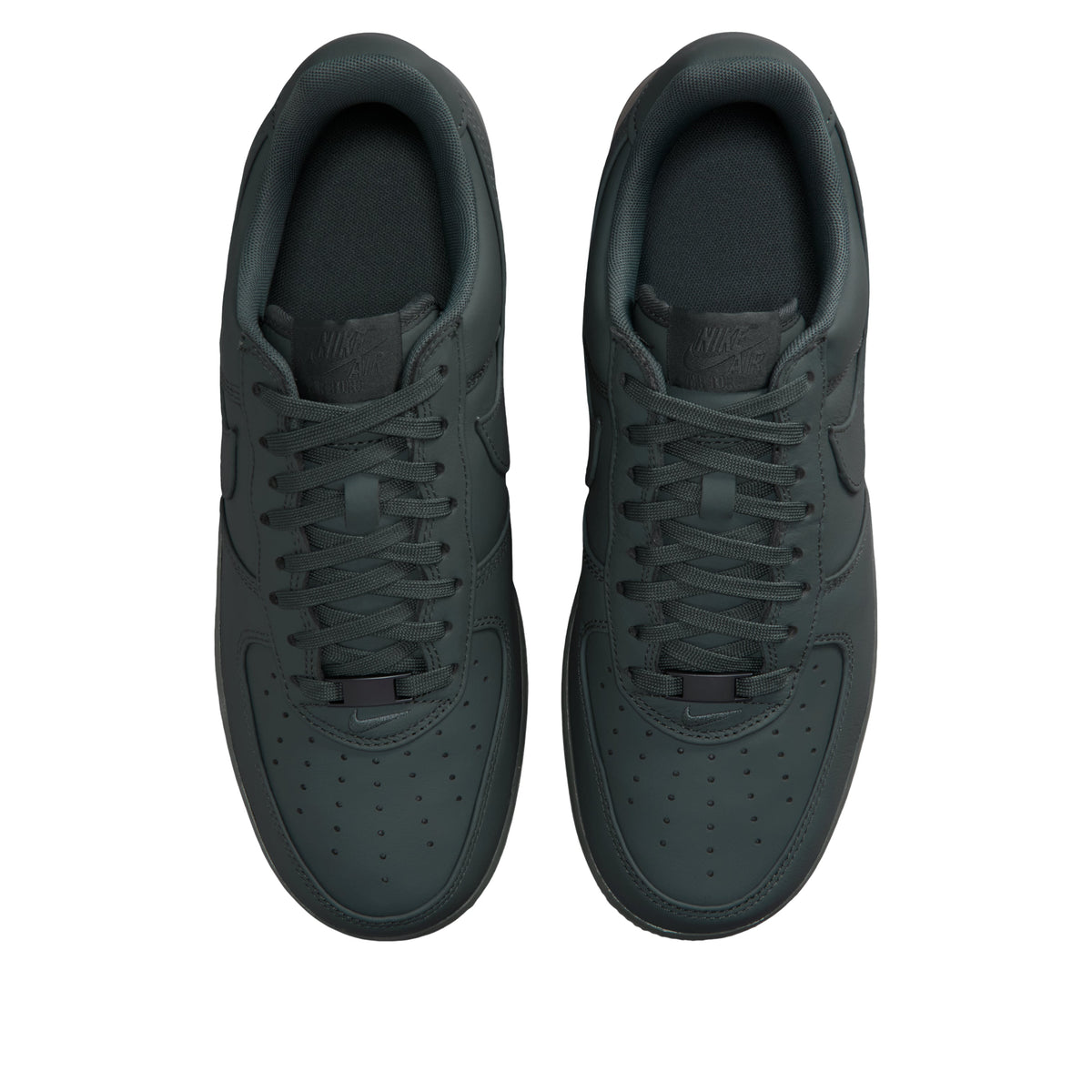 Nike Air Force 1 Low Retro Premium Bomber Grey, bovenaanzicht van beide schoenen met geperforeerde neus en vetersluiting