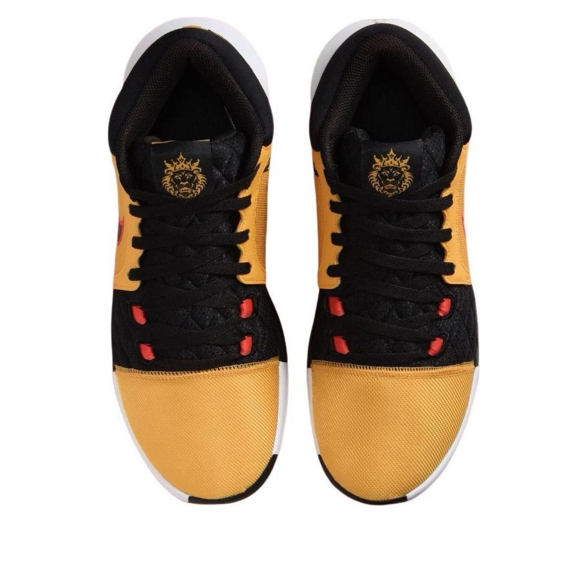 Nike LeBron Witness 8 Bruce Lee bovenaanzicht toont gouden leeuwenkop logo en rode stud details