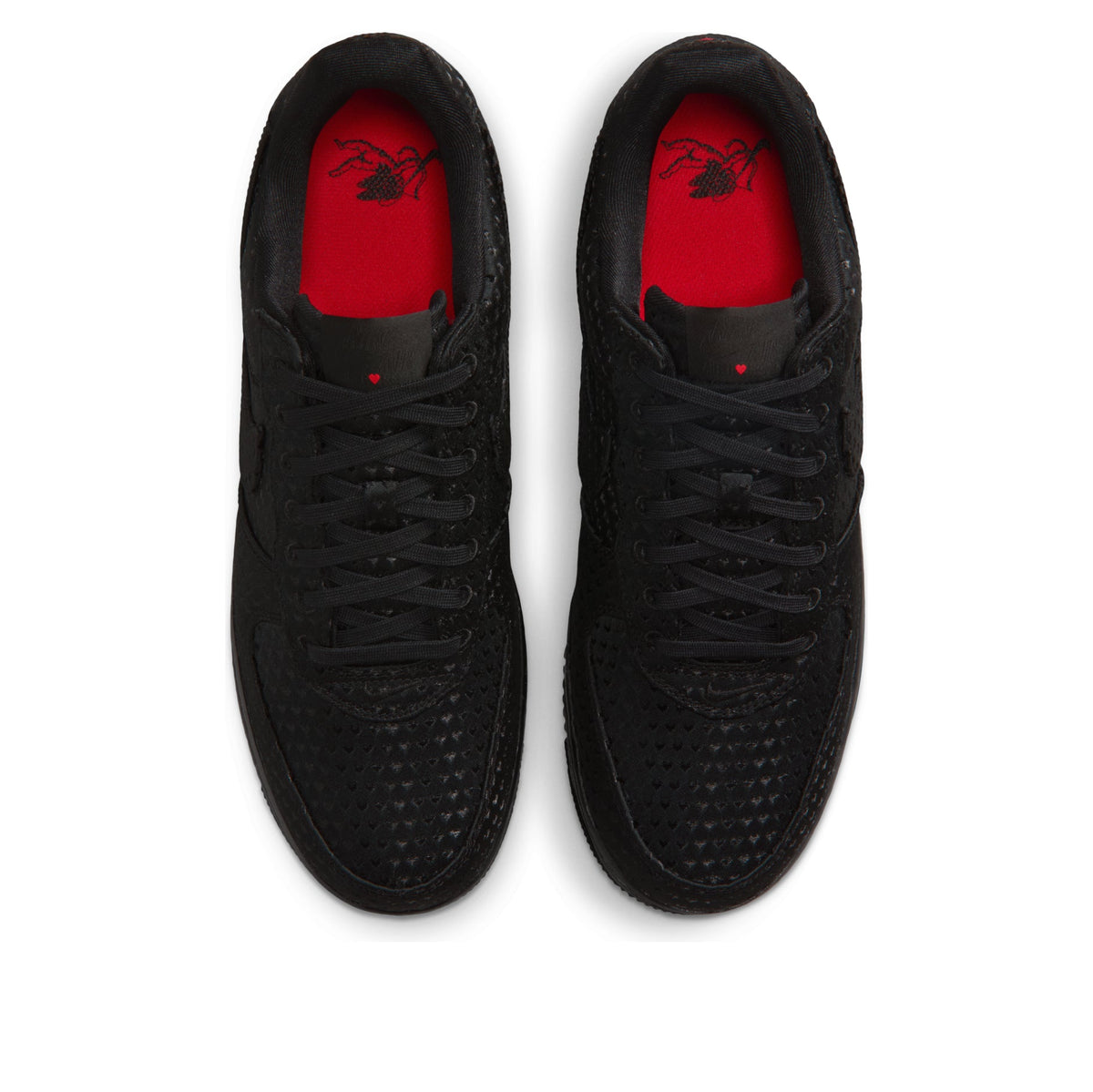 Nike Air Force 1 Low Valentine's Day Black, bovenaanzicht beide schoenen met rood voetbed en hartvormig logo